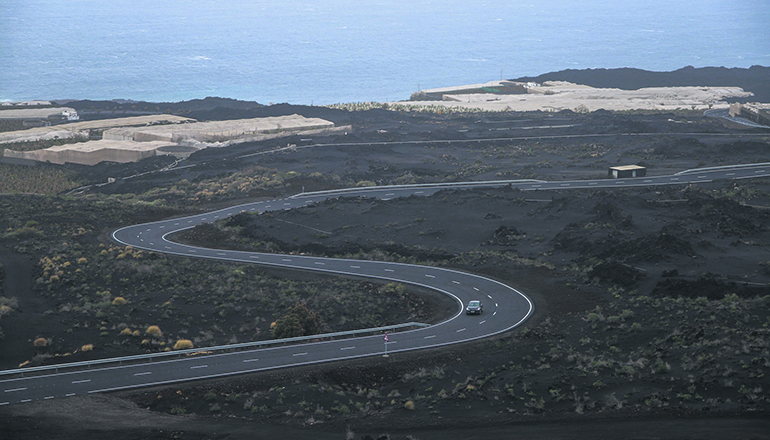 Der Ausbau eines unbefestigten Weges zu einer Straße, die nun La Bombilla und Puerto Naos mit Las Manchas de Abajo verbindet, erfolgte in Rekordzeit. Foto: efe
