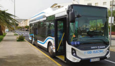 Fahrgäste werden sich an manchen Haltestellen wundern, dass sie nicht von einem grünen Titsa-Bus, sondern von einem weißen und lautlosen Elektrobus abgeholt werden. Foto: Cabtf