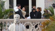 Jennifer López und Schauspielkollege Joseph Fiennes am 2. März auf einem Balkon des Gabinete Literario beim Proben einer Szene Fotos: Elvira Urquijo/EFE