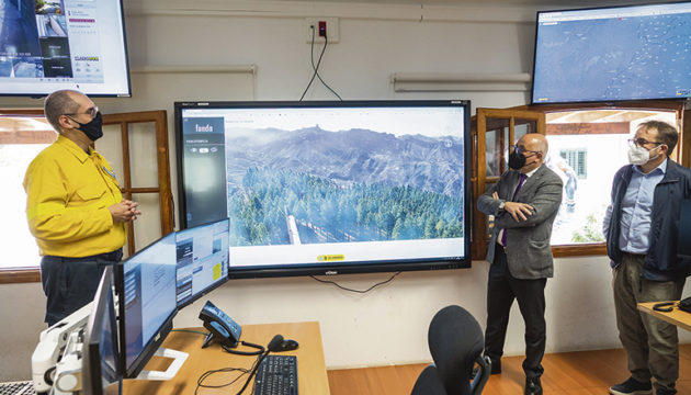 Cabildo-Präsident Antonio Morales (2.v.r.) lässt sich von einem Fachmann die Funktionsweise des intelligenten Systems erklären. Foto: CAbildo de Gran Canaria