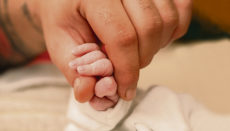 Die kleine Babyhand halten wird seltener - letztes Jahr wurde erneut ein Negativrekord in Sachen Geburten aufgestellt. Foto: Pixabay