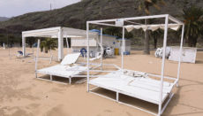 Ein regelrechter Sandsturm verursachte am Strand Las Teresitas in Santa Cruz Sachschäden. Foto: EFE