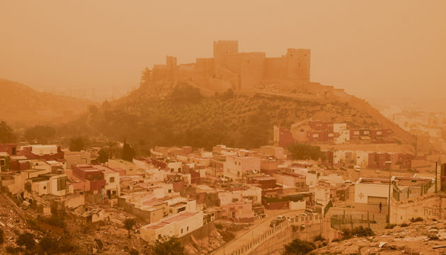 Blick auf die maurische Festung Alcazaba im südspanischen Almería am 15. März. Weite Teile Spaniens waren durch den Wüstenstaub aus der Sahara in einen gelben bis orangenen Schleier gehüllt. Foto: EFE