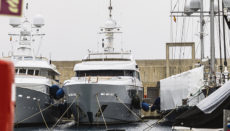 Auch die Jacht „Lady Anastasia“ (mittig im Bild), die dem Chef der russischen Rüstungsfirma Rosoboronexport gehört, ist in Port Adriano (Mallorca) festgesetzt. Foto: EFE