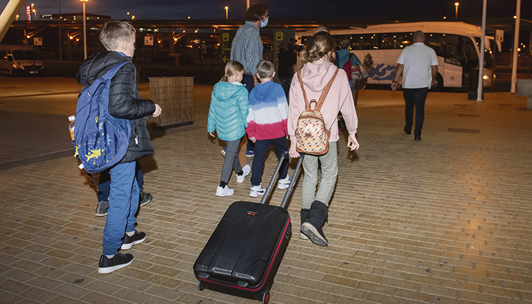 Die Kinder und ihre Betreuerinnen kamen am 11. März mit einem Flug aus Budapest auf Fuerteventura an. Vom ­Flughafen wurden sie mit einem Bus zu ihrer Unterkunft in Lajares gebracht. FOTO: EFE