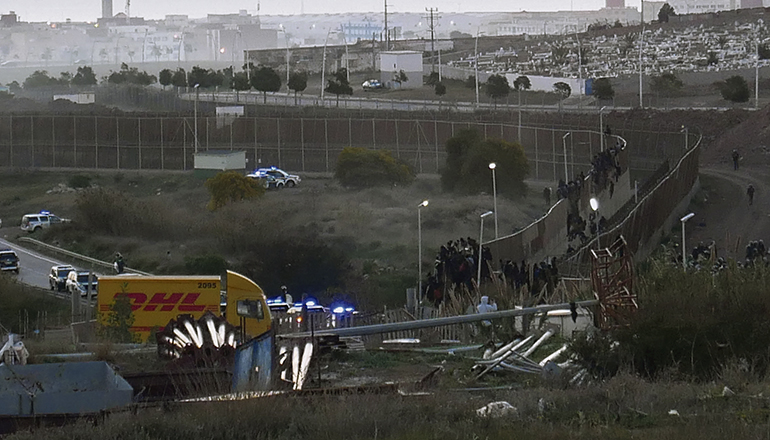 Anfang März haben so viele Menschen wie nie zuvor den Grenzzaun von Melilla gestürmt. An aufeinanderfolgenden Tagen gelang es mehreren Hundert von ihnen, den Zaun zu überwinden. Foto: EFE