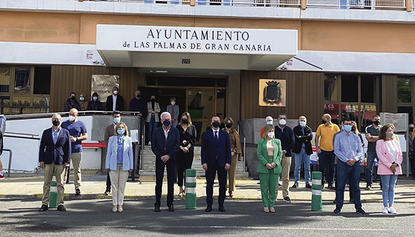 Mitarbeiter der Stadtverwaltung von Las Palmas de Gran ­Canaria verurteilten mit einem schweigenden Protest den Krieg. Foto: Ayto Las Palmas de Gran Canaria