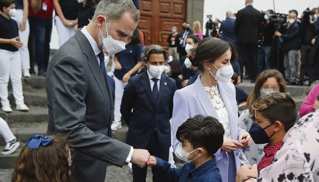 Das Königspaar nahm sich Zeit, um Kinder aus Schulen, die von den Lavaströmen zerstört wurden, zu begrüßen. Foto: EFE 