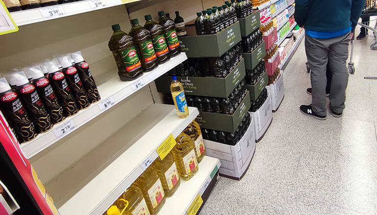 Es wird wieder gehamstert: Sonnenblumenöl fehlt in manchen Supermarktregalen. Foto: EFE