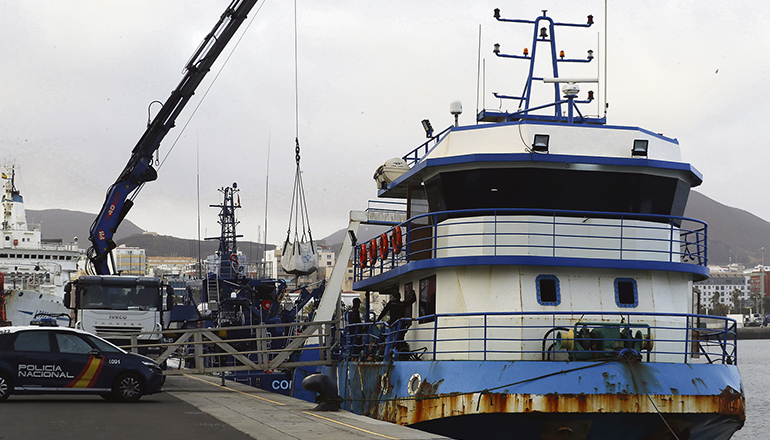 Der Fischkutter wurde in den Hafen von Las Palmas de Gran Canaria geschleppt, wo das Rauschgift entladen wurde. Foto: EFE