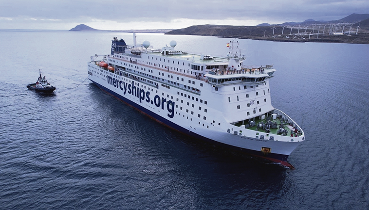 Die „Global Mercy“ beim Einlaufen in Granadilla. Das 174 Meter lange und 37.000 Tonnen schwere Schiff wird über sechs Operationssäle verfügen und kann 600 Ehrenamtliche aus aller Welt beherbergen. Foto: PUERTOS DE TENERIFE