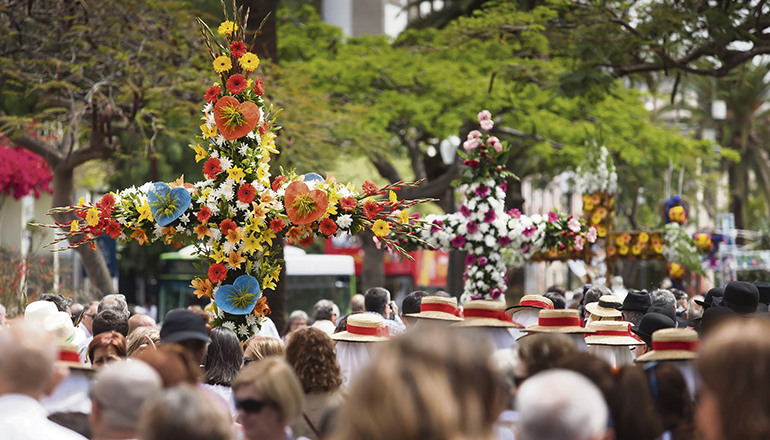 Am 3. Mai werden wieder kreativ und kunstvoll geschmückte Kreuze entlang der Ramblas de Santa Cruz zu bewundern sein. Foto: EFE