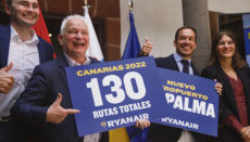 Ryanair-Chef Eddie Wilson (2.v.l.) stellte die neuen Routen gemeinsam mit Kanarenpräsident Torres (2.v.r.) vor. Die irische Low-Cost-Airline bedient damit 130 Routen zu den Kanaren. Foto: EFE