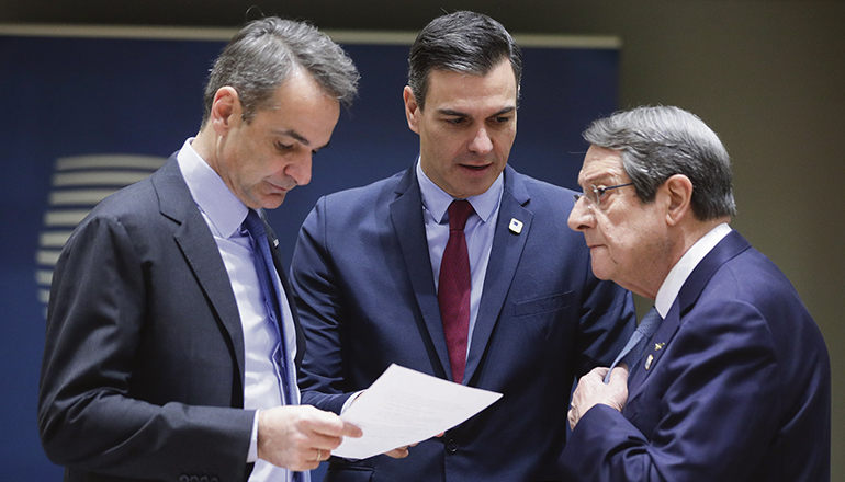 Pedro Sánchez im Gespräch mit den Regierungschefs von Griechenland, Kyriakos Mitsotakis (l.), und Zypern, Nicos Anastasiades (r.) in Brüssel Foto: EFE