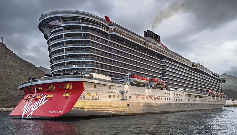 Das erst im vergagenen Jahr ausgelieferte Schiff befindet sich auf seiner ersten großen Reise. Ebenso wie sein Schwesterschiff „Scarlet Lady“ hat die „Valiant Lady“ rund 110.000 Bruttoregistertonnen, ist 278 Meter lang und 38 Meter breit. In 1.400 Gästekabinen können 2.770 Passagiere untergebracht werden. FotoPuertos de Tenerife