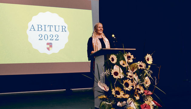 40 Schülerinnen und Schüler des Abijahrgangs 2022 der Deutschen Schule Santa Cruz de Tenerife konnten am 20. Mai ihre Zeugnisse entgegennehmen. Schulleiterin Lisa Schneider gratulierte mit viel Lob. Foto: DST