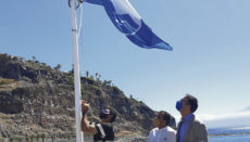 Blaue Flagge und Informationstafel am Strand Playa de la Cueva auf La Gomera Foto: Ayuntamiento de San Sebastián de La Gomera
