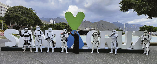 Die Innenstadt wurde am Star Wars Day (4. Mai) von den Stormtroopern übernommen. foto: Stormtrooper Santa Cruz