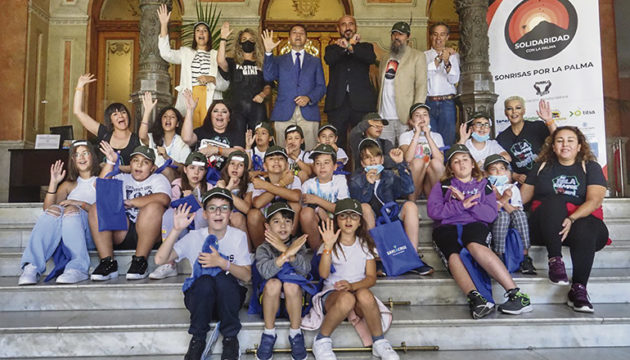 Der Bürgermeister von Santa Cruz, José Manuel Bermúdez (M.), begrüßte die Kinder im Rathaus. Fotos: ayto sc und ashotel