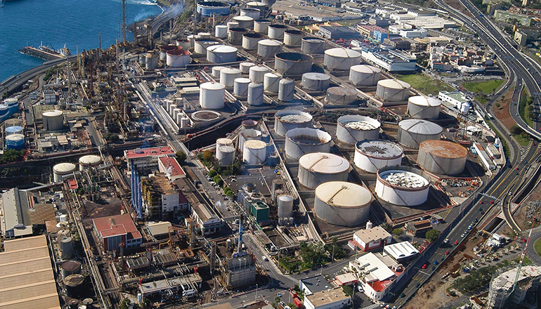 Seit Cepsa 2013 die Erdölraffinierung in Santa Cruz eingestellt hat, werden die Tanks auf dem riesigen Industriegelände nur noch zur Lagerung von Treibstoff genutzt. Foto: moisés pérez