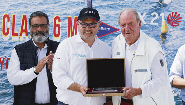 Bei der Übergabe einer Erinnerungstafel im Anschluss an die Regatta, bei der er mit dem Boot „Bribón 500“ den vierten Platz belegte. Fotos: EFE