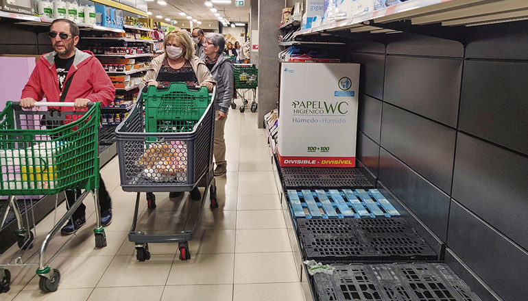 Beim Einkauf im Supermarkt wird deutlich, dass die Pressteigerungen nun doch auch an die Endverbraucher weitergegeben werden. Foto: efe