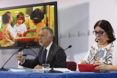 Ángel Víctor Torres und Manuela Armas stellten den Plan vor, mit dem bis Ende des Jahres 2025 eine Einschulungsquote der unter dreijährigen Kinder von 40% erreicht werden soll. Derzeit liegt diese Quote bei nur 23%. Foto: EFE