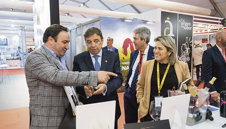 Der spanische Landwirtschaftsminister, Luis Planas (2. v. l.), und die Leiterin des regionalen Landwirtschaftsressorts, Alicia Vanoostende, unterhielten sich mit Juan Jesús Mendez (l.), Direktor der Weinkellerei „Viñatigo“ auf Teneriffa. FOTO: gobierno de canarias