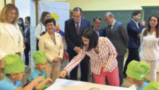 Spaniens Gesundheitsministerin Carolina Darias besuchte die Schule Las Rehoyas, in der das Pionierprojekt seit letztem Jahr erfolgreich umgesetzt wird. Foto: Ayuntamiento de Las Palmas de Gran Canaria