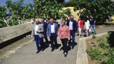 Der Bürgermeister Marco González (l.) führte den Präsidenten Torres (M.) zum Standort des zukünftigen Besucherzentrums des Botanischen Gartens. Foto: ayto puerto de la cruz