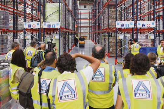 Das Logistikzentrum von Aldi auf Gran Canaria ist bereits in Betrieb. Managing Director Carmen Toubes erklärte, dass es das einzige in der Region sei, das mit einem Nachhaltigkeitszertifikat BREEAM als „exzellent“ ausgezeichnet wurde. Fotos: ALDI