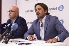 Der Geschäftsführer von Ashotel, Juan Pablo González (l.), und der Präsident von Ashotel, Jorge Marichal (r.), stellten die Ergebnisse der internen Umfrage vor. FOTO: EFE