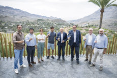 In San Bartolomé de Tirajana fand die feierliche Eröffnung des Weinguts „Bodegas Tamerán“ statt. Unter anderem waren die Bürgermeisterin von Mogán, Onalia Bueno, und Cabildo-Präsident Antonio Morales (4.v.r.), bei der Präsentation anwesend. Der neue Weingutbesitzer David Silva (4.v.l.) stieß mit seinen Gästen auf eine gute Ernte an. FOTO: CABGc