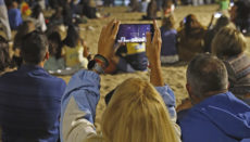 Der Strand Las Canteras war sehr gut besucht: Niemand wollte sich die Show entgehen lassen. Foto: EFE