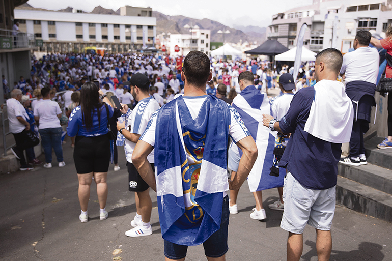 Hängende Schultern, enttäuschte Mienen und viele Tränen gab es nach dem Spiel am 19. Juni in Santa Cruz. Die große Bühne, die vor dem Sitz der Inselverwaltung aufgebaut worden war, um den Aufstieg in die Erste Liga zu feiern, blieb ungenutzt. Foto: efe