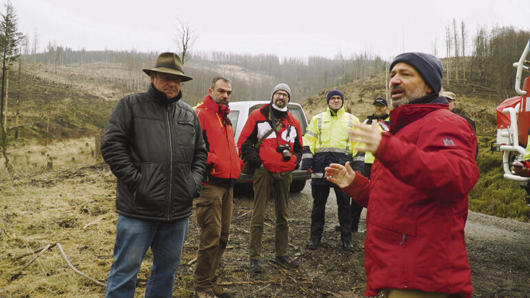 Carlos Velázquez (r.) und Prof. Federico Grillo Delgado (2.v.l.) geben gerne ihr Fachwissen weiter. Foto: HAWK