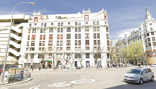 Die beiden Gebäude grenzen über Eck an den Straßen Goya und Conde de Peñalver aneinander. Unmittelbar daneben befindet sich eine Filiale der Kaufhauskette. Foto: Google Maps