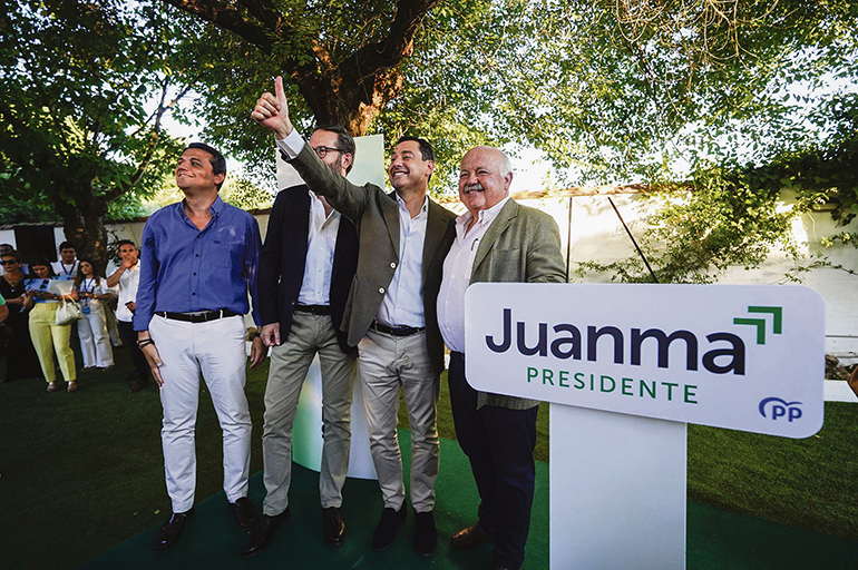 Andalusiens Präsident Juanma Moreno (2.v.r.) entschuldigte sich für die Verwendung eines Fotos mit dem König für den Wahlkampf. Foto: EFE