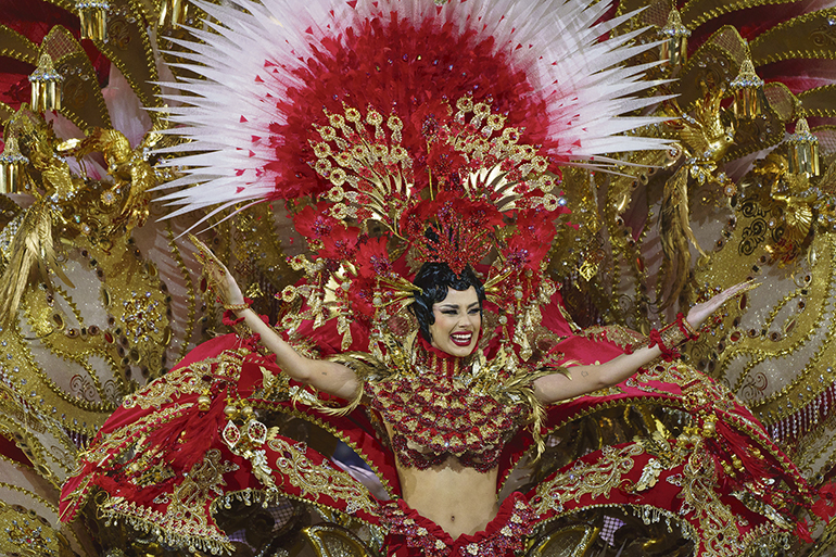 Ruth González ist die neue Karnevalskönigin. Ihr Fantasiekleid ist ein Entwurf von Designer Santi Castro. Foto: efe