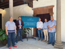 Die Bürgermeisterin von Los Llanos de Aridane, Noelia García, Cabildo-Vizepräsident Borja Perdomo (2.v.l.), Cabildo-Präsident Mariano Zapata (2.v.r.), und andere, bei der Vorstellung des Projekts FOTO: CABILDO LA PALMA