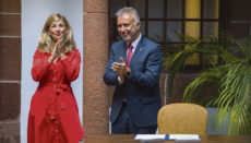 Arbeitsministerin Yolanda Díaz und Kanarenpräsident Torres nach der Unterzeichnung des Plans Foto: EFE