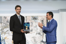 Große Ehre: Präsident Pedro Sánchez zeichnete Basketballer Pau Gasol aus. Foto: LA MONCLOA/BORJA PUIG DE LA BELLACASA