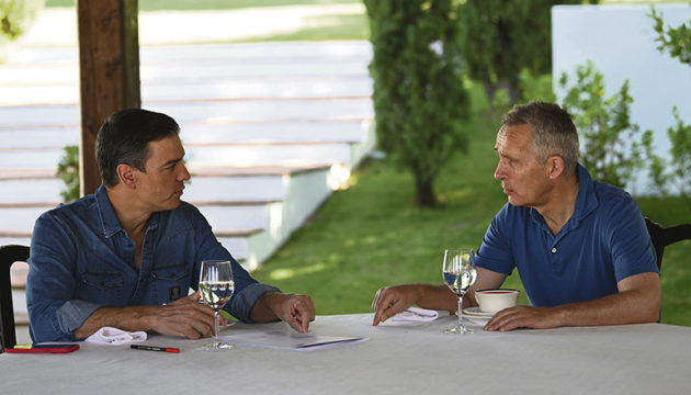 Pedro Sánchez und Jens Stoltenberg bei einer Besprechung zum bevorstehenden NATO-Gipfel Foto: Pool Moncloa/Borja Puig de la Bellacasa