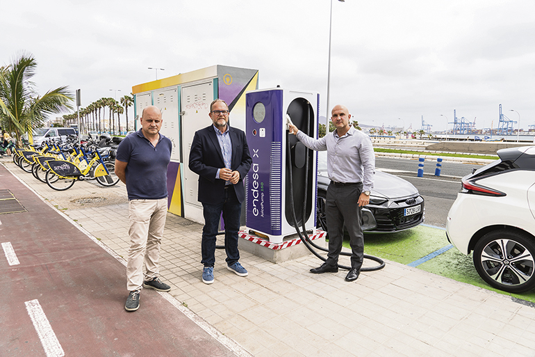 José Eduardo Ramírez (l.) und Ricardo Rodríguez (r.) nahmen die neue Ladesäule in Betrieb. Foto:sagulpa