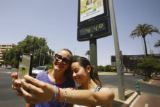 Selfie vor der Temperaturanzeige an 12. Juni in Córdoba Foto: EFE