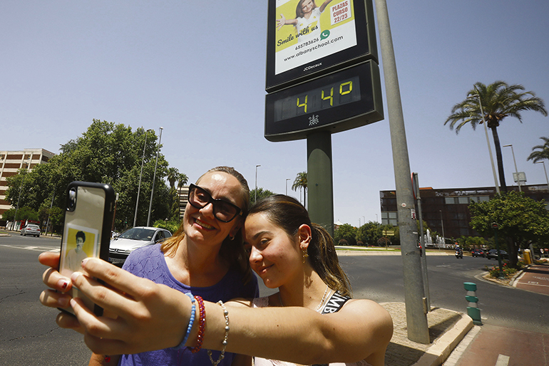 Selfie vor der Temperaturanzeige an 12. Juni in Córdoba Foto: EFE