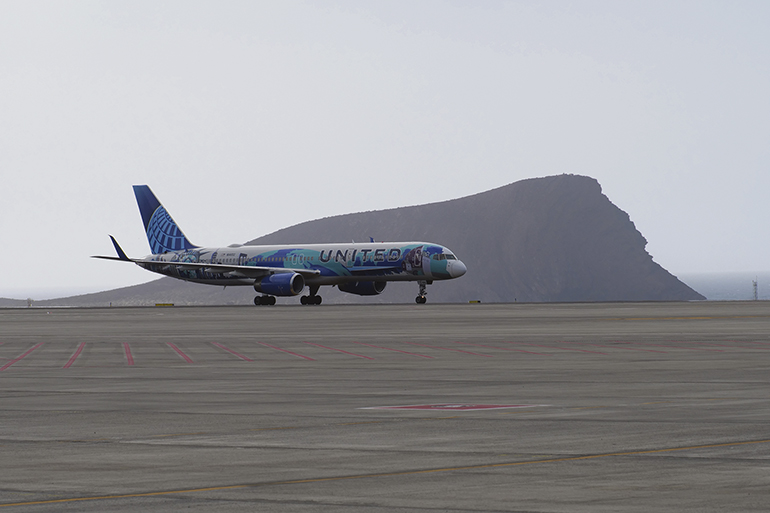 Mit der spanischen und der amerikanischen Flagge und dem Inselnamen in Großbuchstaben grüßte die Crew nach ihrer ersten Landung auf Teneriffa. Fotos: Cabildo de Tenerife