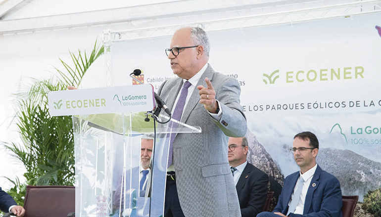 „Wir sind entschlossen, zu einem dekarbonisierten Gebiet zu werden. Der Wind und die Sonne sind saubere und unerschöpfliche Energiequellen, die uns die Stromversorgung gewährleisten und die Unabhängigkeit ermöglichen“, erklärte Casimiro Curbelo.