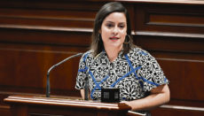 Die Leiterin des Tourismusressorts, Yaiza Castilla, im kanarischen Parlament FOTO: gobierno de canarias