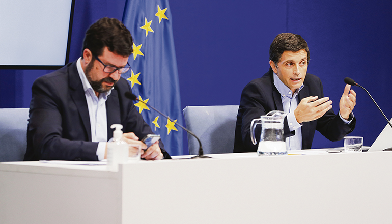 Die Staatssekretäre für Beschäftigung und Sozialwirtschaft, Joaquín Pérez Rey (l.), und für Sozialversicherung und Renten, Borja Suárez (r.), wiesen auf den fortgeschrittenen Stand der Verhandlungen, die kurz vor dem Abschluss stehen, hin. Foto: EFE